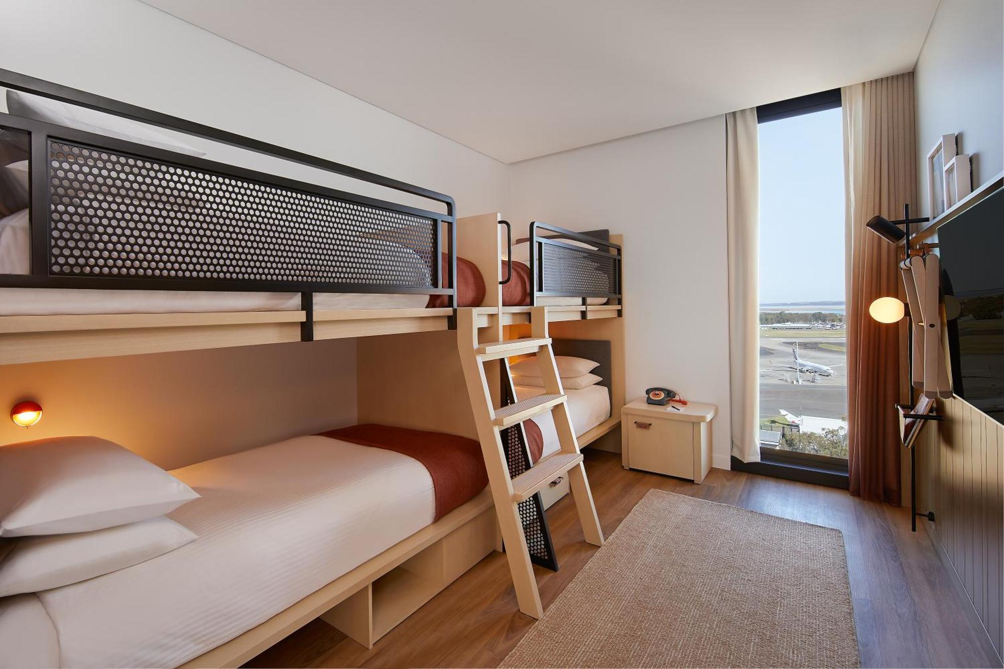 Hotel Moxy Airport 4*